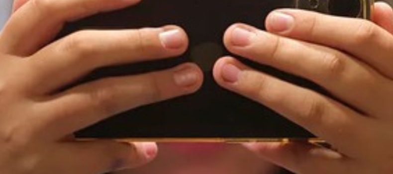 Francia acelera ley para restringir redes sociales a menores de 15 años