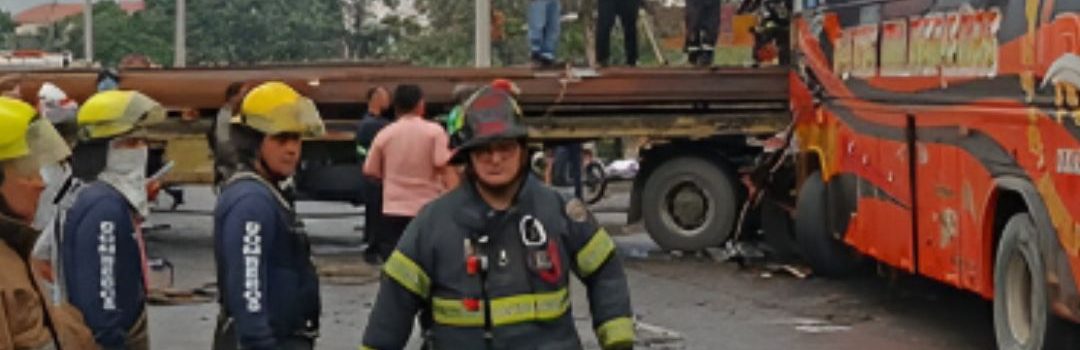 Bus y plataforma chocan en la vía Durán-Yaguachi