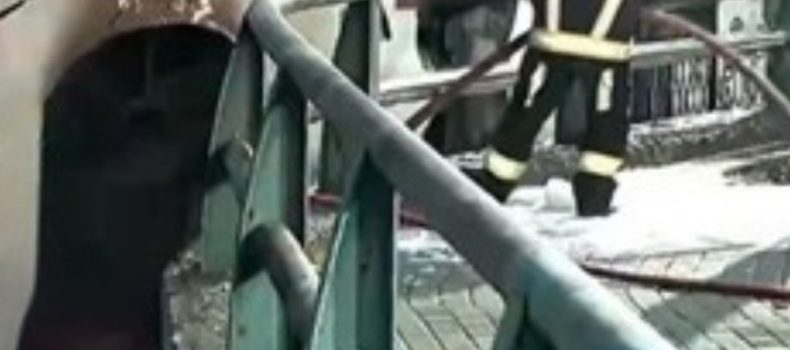 Fuego estructural genera alarma en tradicional barrio de Quito