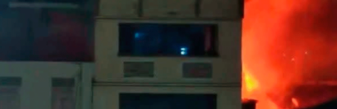 100 bomberos controlaron incendio en bodega clandestina de Guayaquil