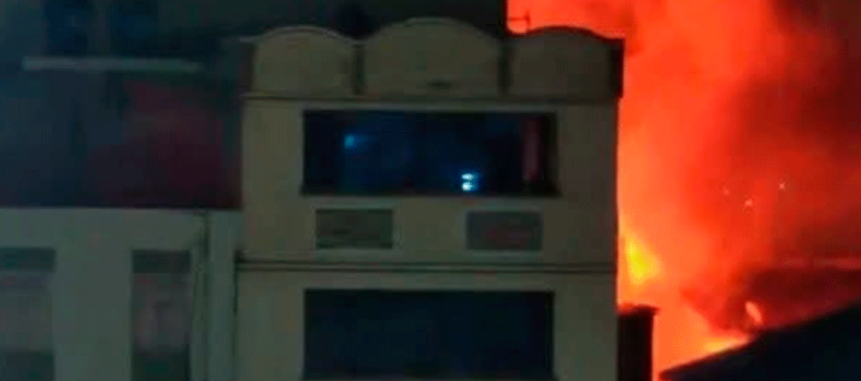 100 bomberos controlaron incendio en bodega clandestina de Guayaquil