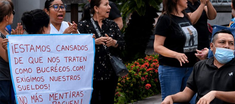 Trabajadores del Hospital León Becerra paralizan actividades por falta de pago