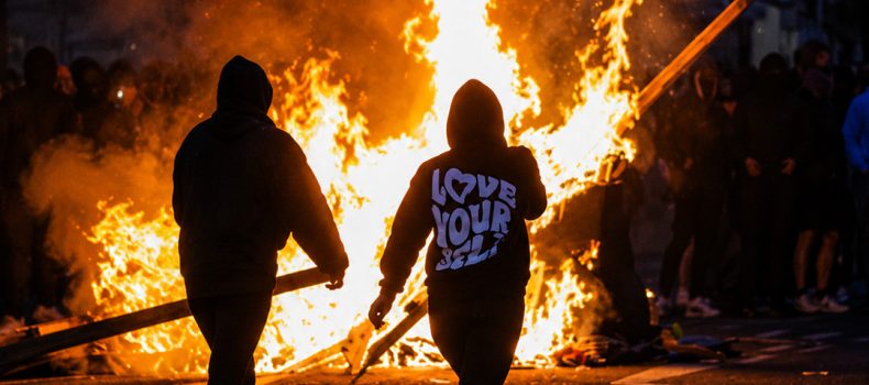 Ola de violencia sacude a diversas comunidades en Irlanda del Norte