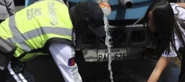 Autoridades alertan sobre la importancia de almacenar agua de forma segura durante los cortes en Quito