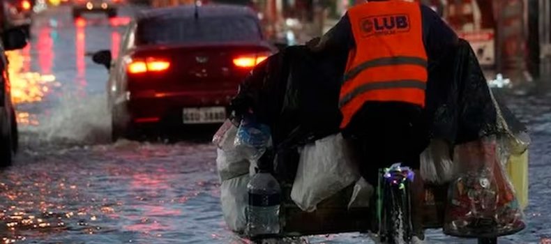 Inundaciones y cierre de vías dejó la fuerte lluvia con tormenta que cayó sobre Guayaquil la tarde y noche de este domingo 7 de junio.