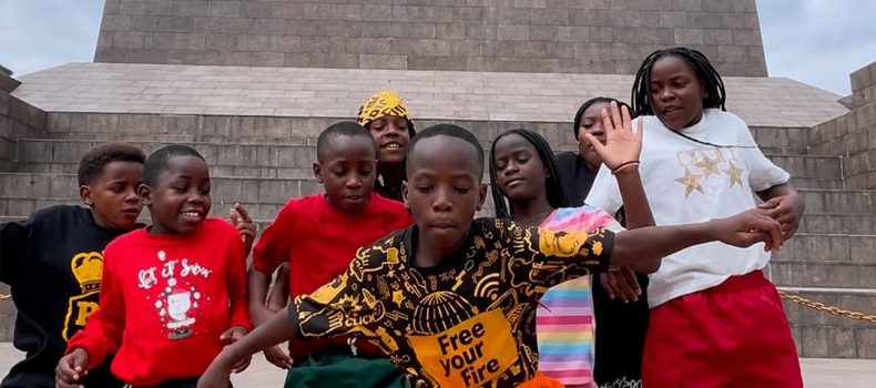TRIPLETS GHETTO KIDS LLEVAN SU ENERGÍA A LA MITAD DEL MUNDO DURANTE SU VISITA A ECUADOR