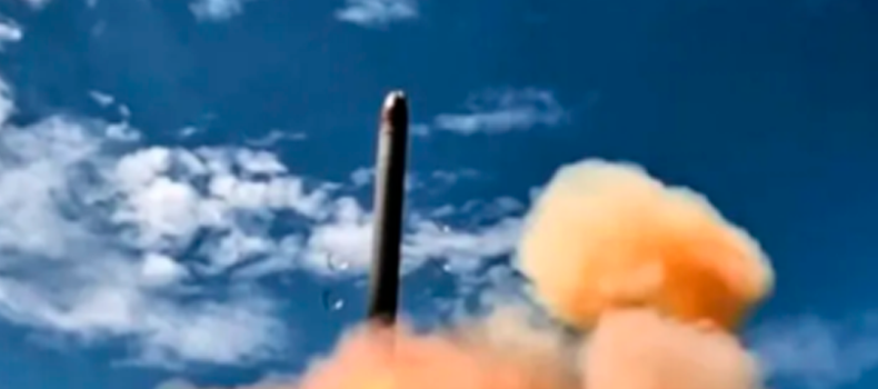 China realiza el lanzamiento de un misil desde un submarino nuclear en el Pacífico.