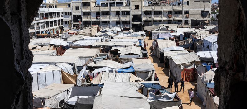 Amontonados y en espacios reducidos: el hacinamiento extremo socava las familias y la salud mental en la Franja de Gaza