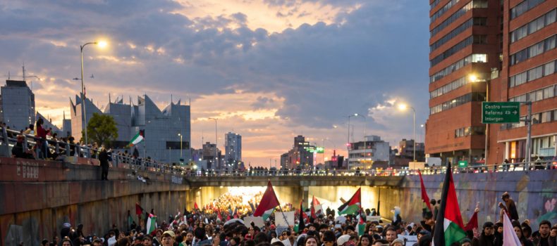 CENTENARES DE MANIFESTANTES PROTESTAN EN BOGOTÁ EN RECHAZO A VÍNCULOS CON ISRAEL