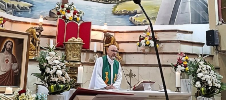 Sacerdote fallece tras caerle encima una pesada cruz durante una misa en Guayaquil